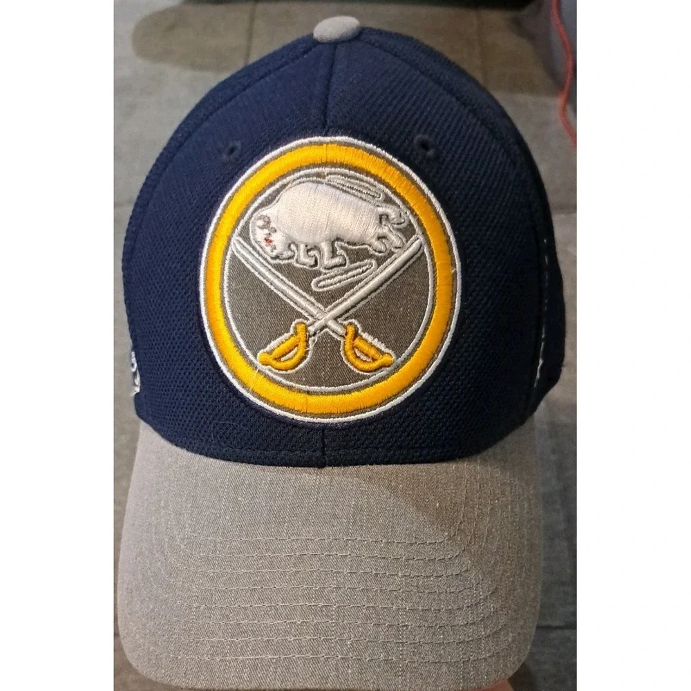 Buffalo Sabres Reebok Center Ice Fitted Cap Hat - Sz S/M Clean‎ Retro Logo NWOT